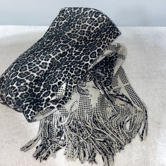 Micheal Kors Scarf 🧣 - Picture 5 of 5